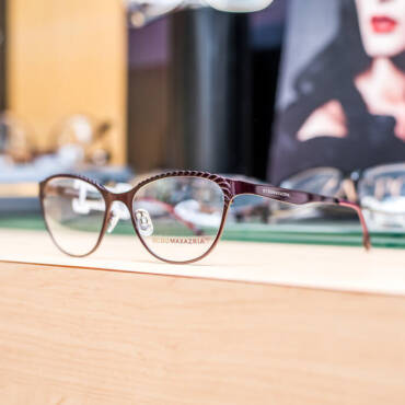 What to consider when buying eyeglasses 