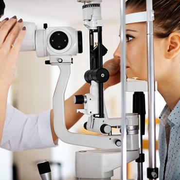 How to choose the right eye doctor